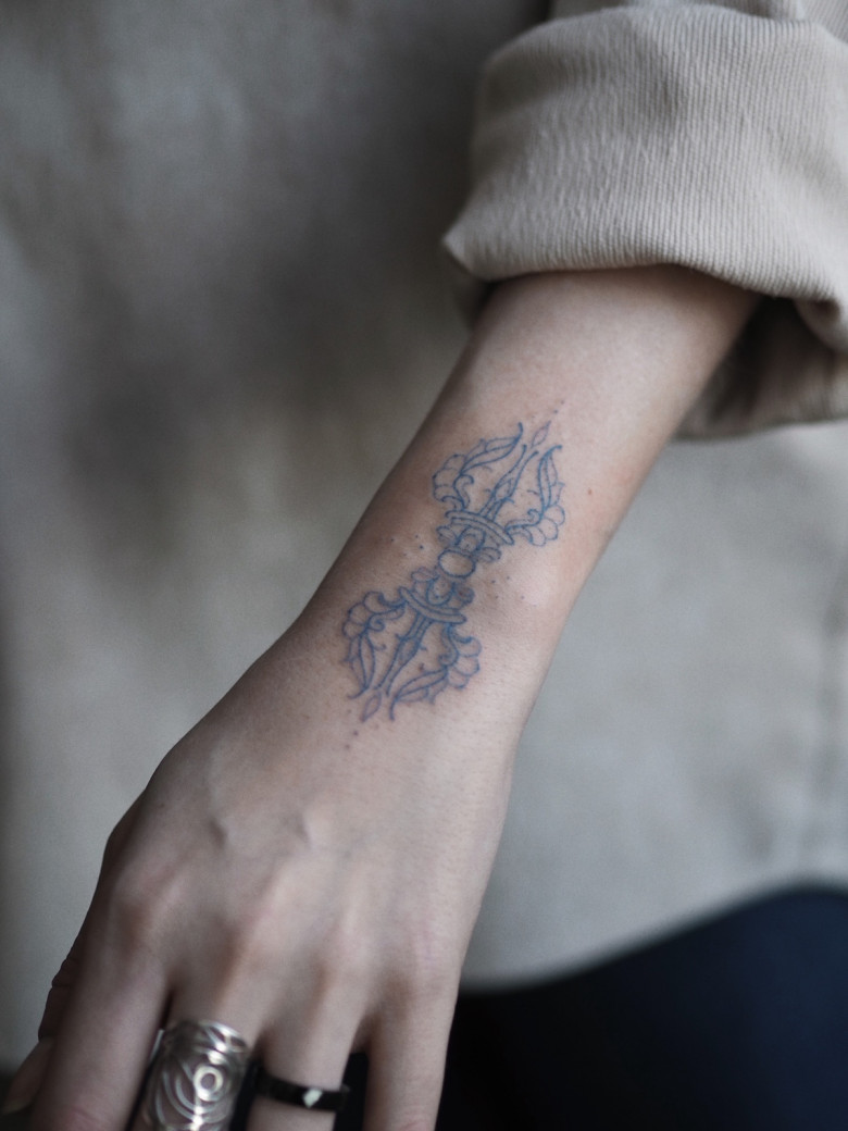 Таинство и магия буддизма в хэндпоук татуировке Софии Стрельцовой